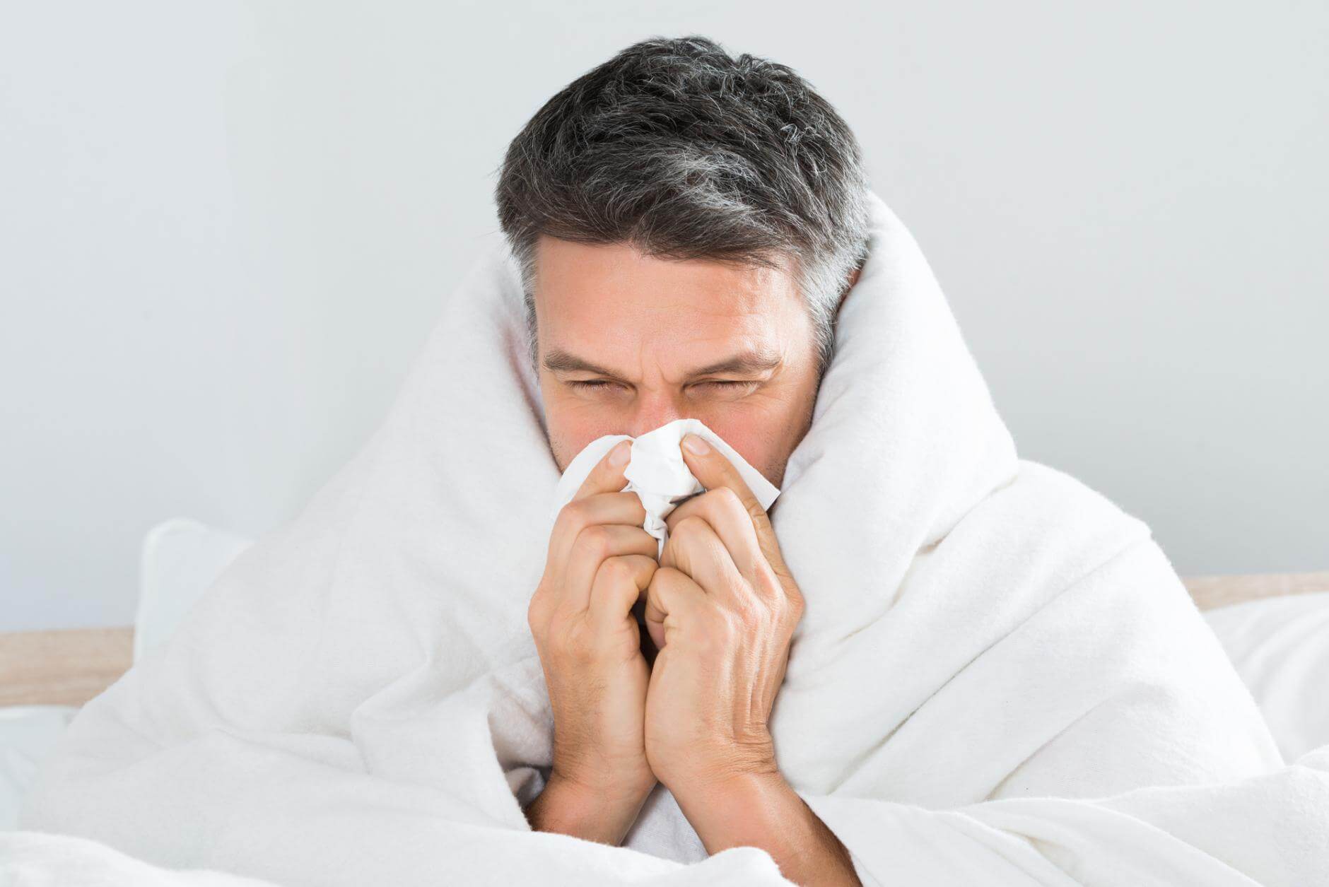Common cold. Носовые платки для мужчин. Это просто простуда. Простуда азиаты. Люди с носовыми платками грипп.